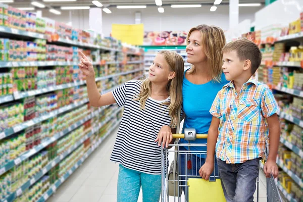 Familjen väljer produkter i butik — Stockfoto