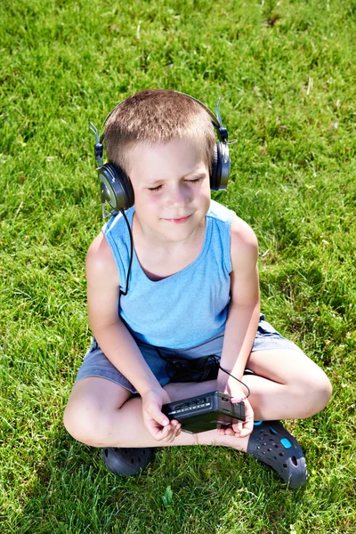 Niño pequeño con reproductor de cassette de audio y auriculares —  Fotos de Stock