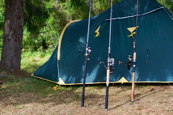 Paisagem com varas de pesca e tenda — Fotografia de Stock