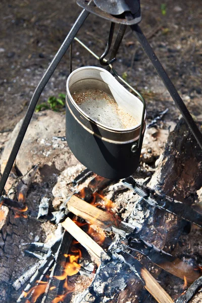 ハイキングで焚き火の上の鍋に料理は — ストック写真