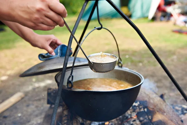 ハイキングでキャンプファイヤーでスープを調理 — ストック写真