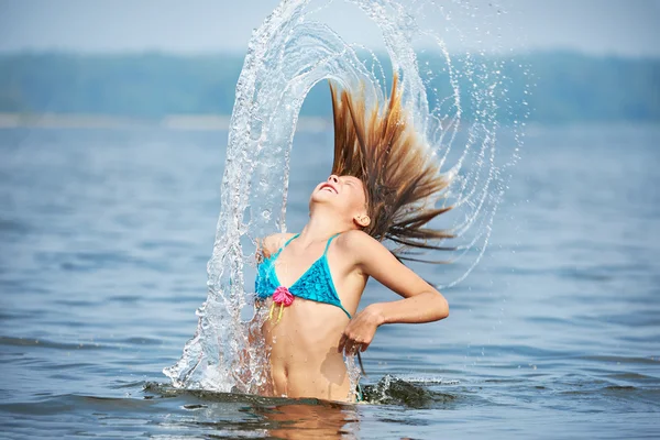 Chica adolescente con salpicaduras de pelo en el lago —  Fotos de Stock