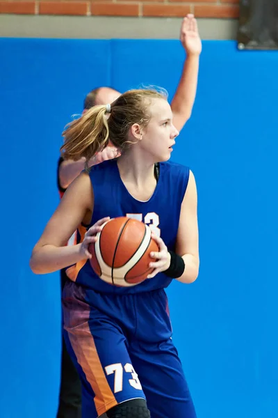 Девочки Играют Баскетбол — стоковое фото