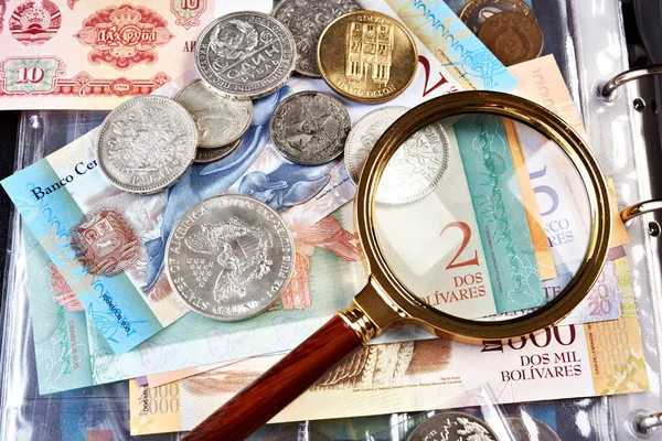 Sbírání Starých Mincí Bankovek Numismatici Staré Peníze Bankovky Lupou — Stock fotografie