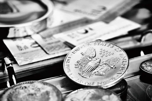 Monete Dollari Argento Americani Banconote Bolivar Venezuelani Numismatica Denaro Banconote — Foto Stock