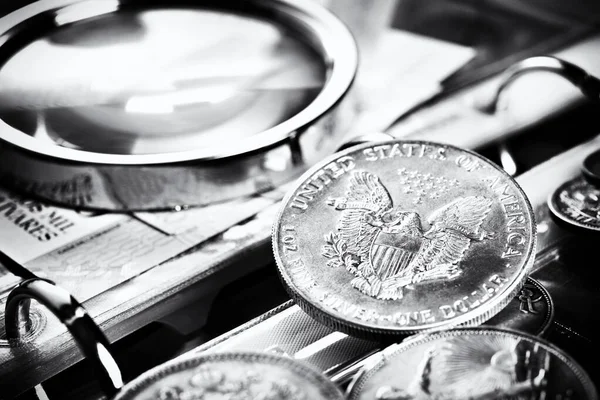Amerykańskie Srebrne Monety Dolarowe Boliwary Numizmatycy Pieniądze Banknoty Szkłem Powiększającym — Zdjęcie stockowe