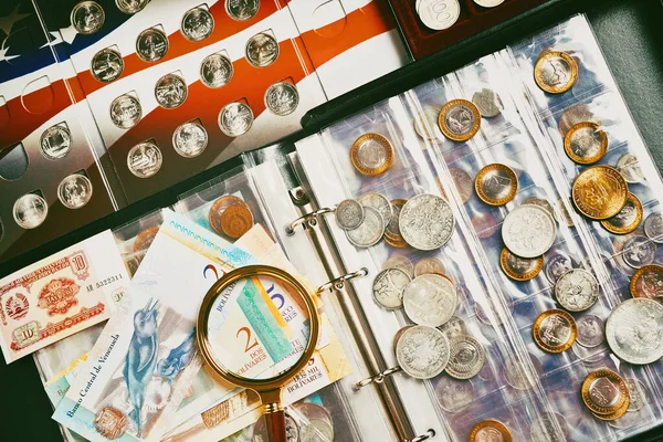 Zbieranie Starych Monet Banknotów Numizmatycy Stare Pieniądze Banknoty Szkłem Powiększającym — Zdjęcie stockowe