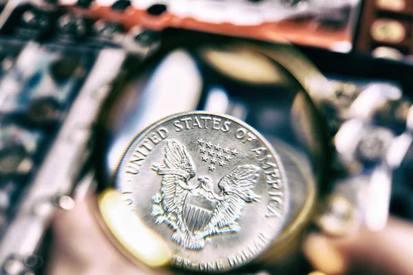 Αμερικάνικα Αργυρά Νομίσματα Χρήματα Μεγεθυντικό Φακό — Φωτογραφία Αρχείου