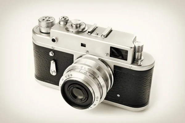 古いレトロなソ連のレンジファインダーヴィンテージカメラは白を隔離 — ストック写真