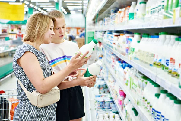 Mor Och Dotter Köper Mejeriprodukter Butik — Stockfoto