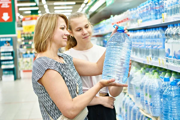 Μαμά Και Κόρη Αγοράζουν Νερό Στο Κατάστημα — Φωτογραφία Αρχείου