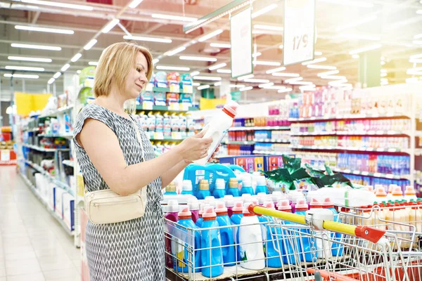 Mulher Escolhe Produtos Limpeza Uma Loja Supermercado — Fotografia de Stock