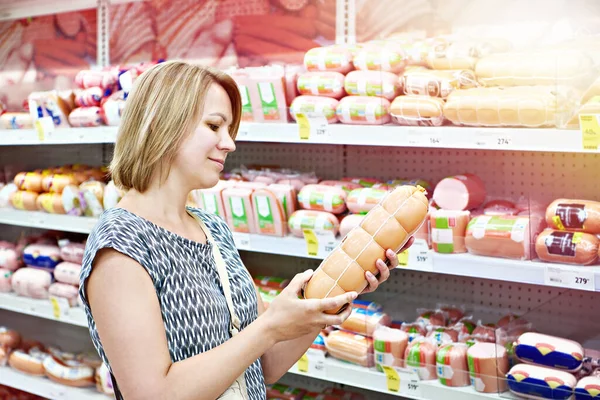 Femme Achetant Des Saucisses Dans Supermarché — Photo