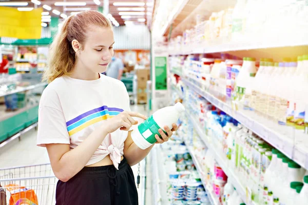 Teen Mädchen Mit Milchprodukten Geschäft — Stockfoto