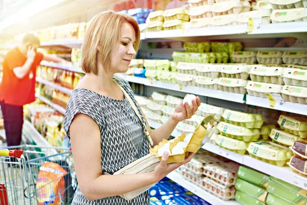 Vrouw Koopt Eieren Winkel — Stockfoto