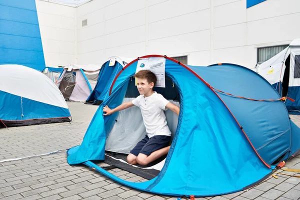 Мальчик Выставке Палатки Магазин — стоковое фото