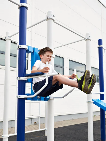 Jongen Doet Oefeningen Gym Bars Het Sportveld — Stockfoto