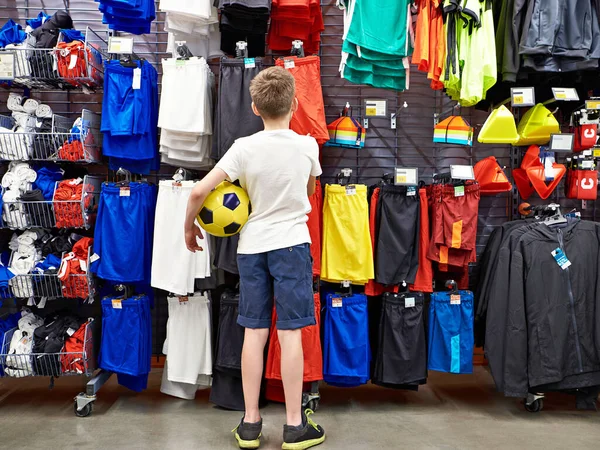 サッカーウェア店のボールを持つ男の子 — ストック写真