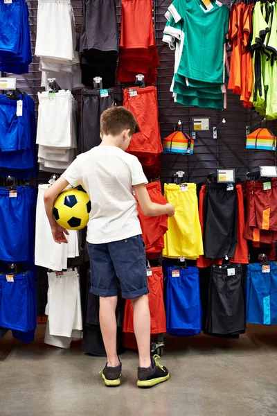 Ragazzo Con Una Palla Negozio Abbigliamento Calcio — Foto Stock