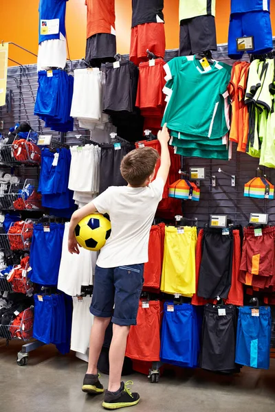 Garçon Avec Une Balle Dans Magasin Vêtements Football — Photo