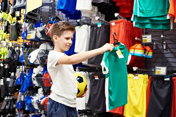 Мальчик Мячом Магазине Футбольной Одежды — стоковое фото