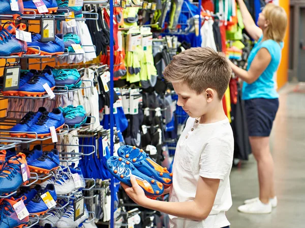 Garçon Avec Des Bottes Dans Magasin Vêtements Football — Photo