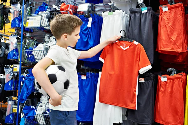 Chłopiec Piłką Nożną Sklepie Odzieżą Piłkarską — Zdjęcie stockowe