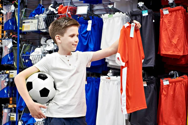 Ragazzo Con Pallone Calcio Shirt Rossa Negozio Abbigliamento Calcio — Foto Stock