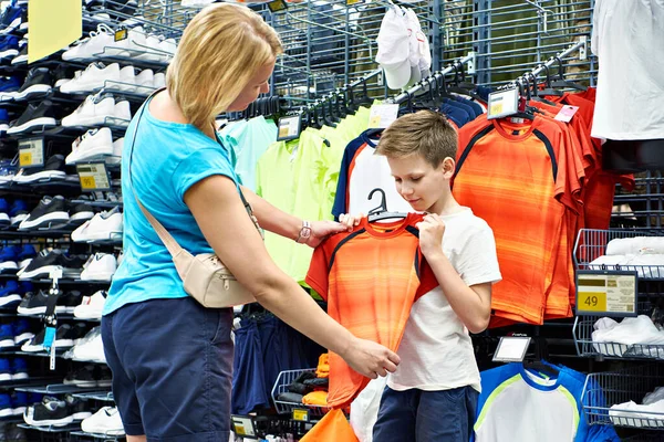 Mom Buys Boy Shirt Sports Store — Stock Photo, Image