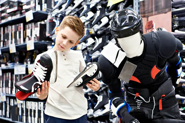 Хлопчик Ковзанами Магазині Хокейного Обладнання — стокове фото