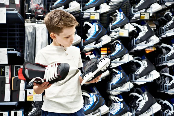 Niño Con Patines Una Tienda Equipos Hockey — Foto de Stock