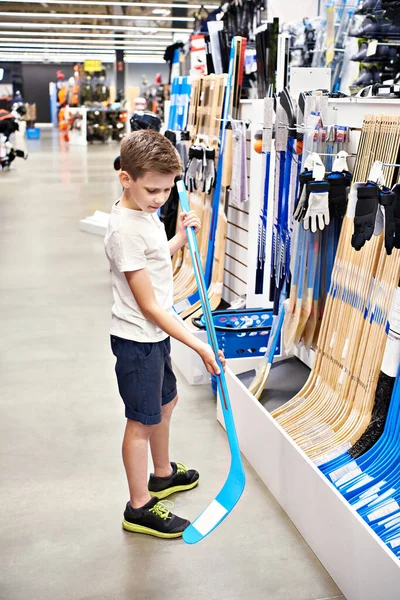 Hokey Sopalı Bir Çocuk Spor Malzemeleri Dükkanında — Stok fotoğraf