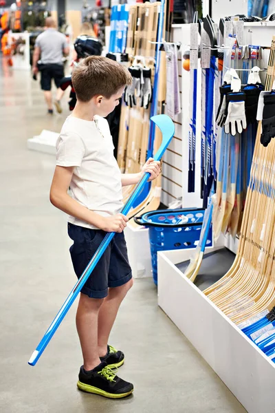 Chlapec Hokejkou Obchodě Sportovním Zbožím — Stock fotografie