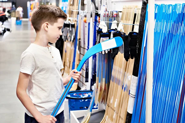 Menino Com Vara Hóquei Uma Loja Artigos Esportivos — Fotografia de Stock