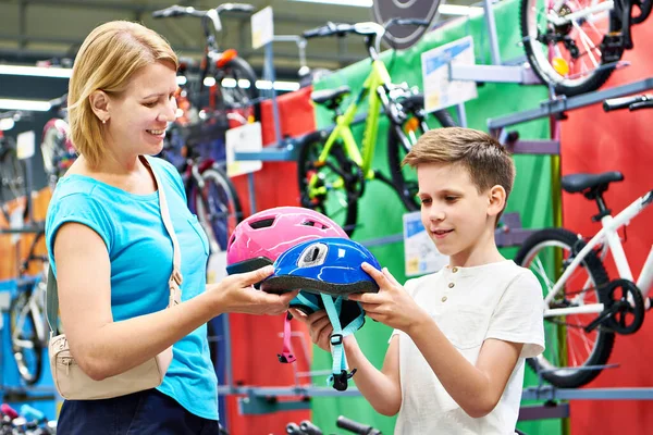 Menino Mãe Escolhem Capacete Bicicleta Uma Loja Artigos Esportivos — Fotografia de Stock