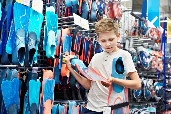 Junge Mit Flossen Schwimmt Sportartikelgeschäft — Stockfoto