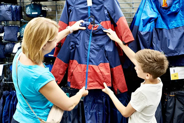 Мальчик Мамой Выбирают Куртку Магазине — стоковое фото