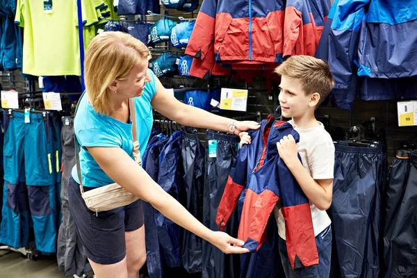 Мальчик Мамой Выбирают Куртку Магазине — стоковое фото