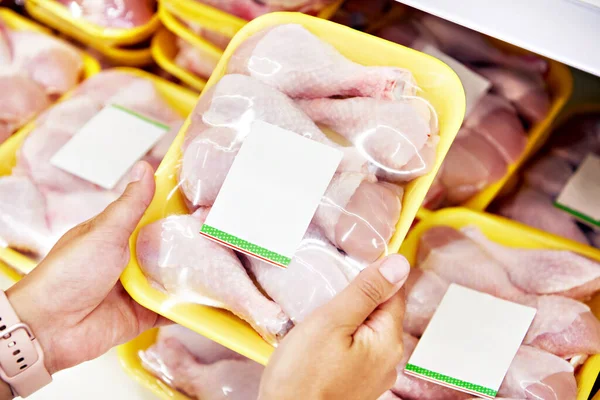 Human Hands Chicken Meat Store — Stock Photo, Image