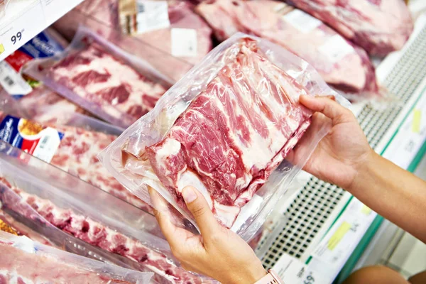 Manos Con Carne Cerdo Las Costillas Almacenadas — Foto de Stock