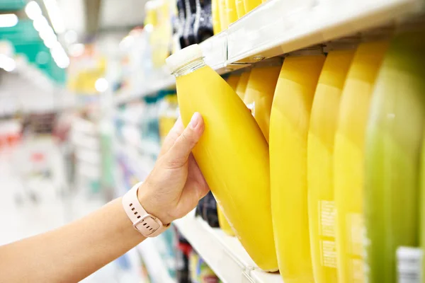 Jugo Naranja Las Manos Comprador Una Tienda —  Fotos de Stock