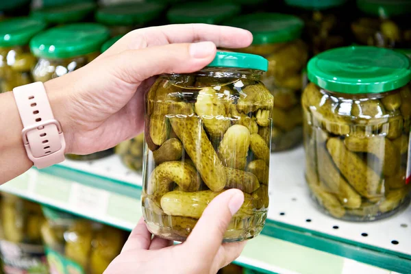 Concombres Marinés Dans Les Mains Acheteur Dans Magasin — Photo