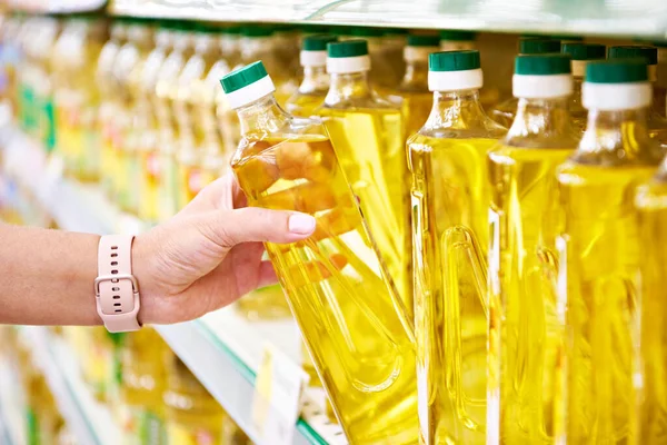 Zonnebloemolie Handen Van Een Koper Een Winkel — Stockfoto