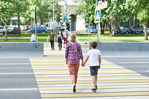 Mother Child Walk Pedestrian Crossing — Stock Photo, Image