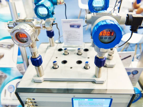 Automatischer Druckkalibrator Auf Einer Industrieausstellung — Stockfoto