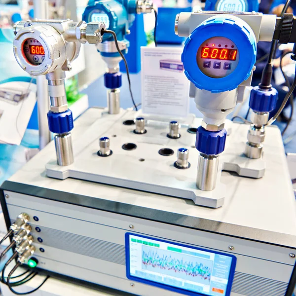 工业贸易展览会上的自动调压器 — 图库照片
