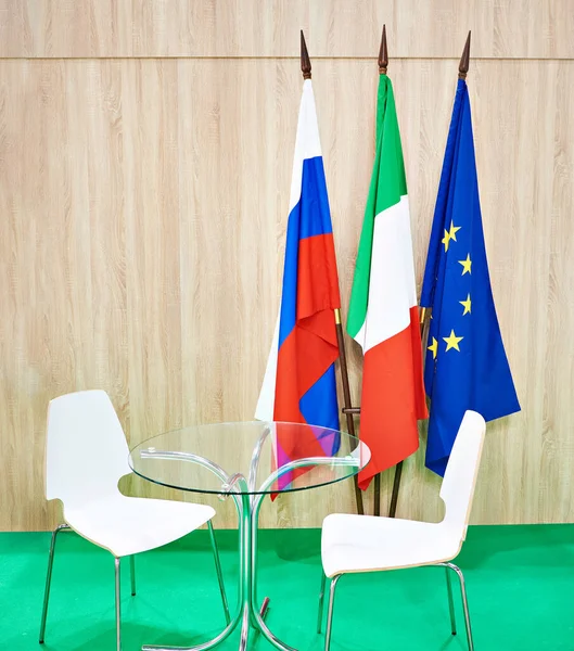 Drapeaux Russie Italie Union Européenne Chaises Table — Photo