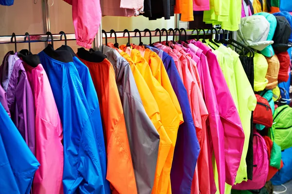 Mağazadaki Askıda Renkli Kıyafetler Var — Stok fotoğraf