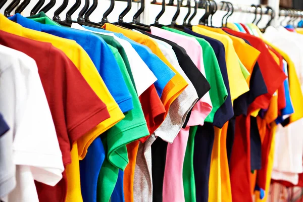 Shirts Colorés Mode Sur Cintre Dans Magasin — Photo