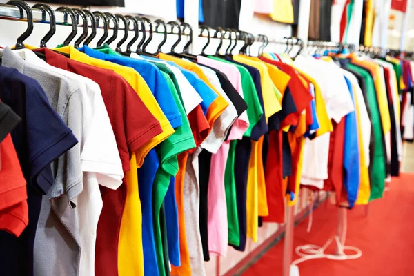 Moda Camisetas Coloridas Cabide Uma Loja — Fotografia de Stock